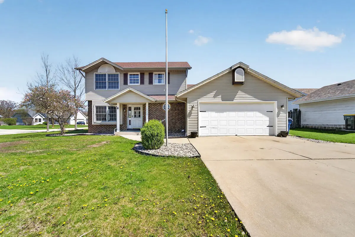 10550 S Peggy Dr, Oak Creek, WI 53154 - #1