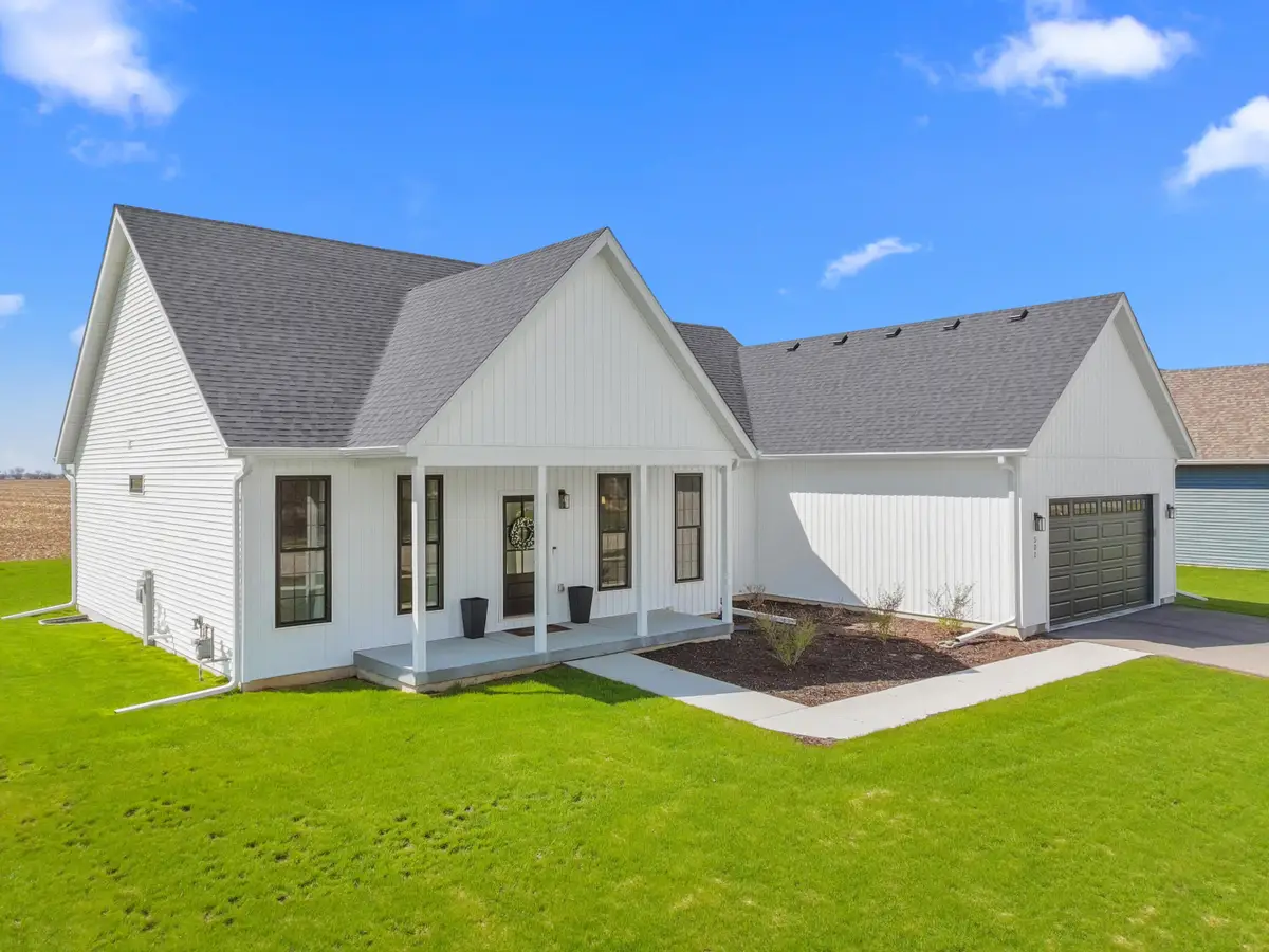 501 Fairview Dr, Walworth, WI 53184 - #1
