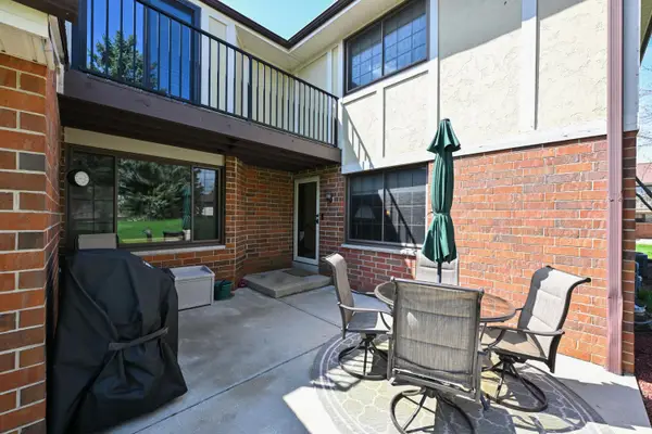 8187 S Forest Hills Cir, Franklin, WI 53132