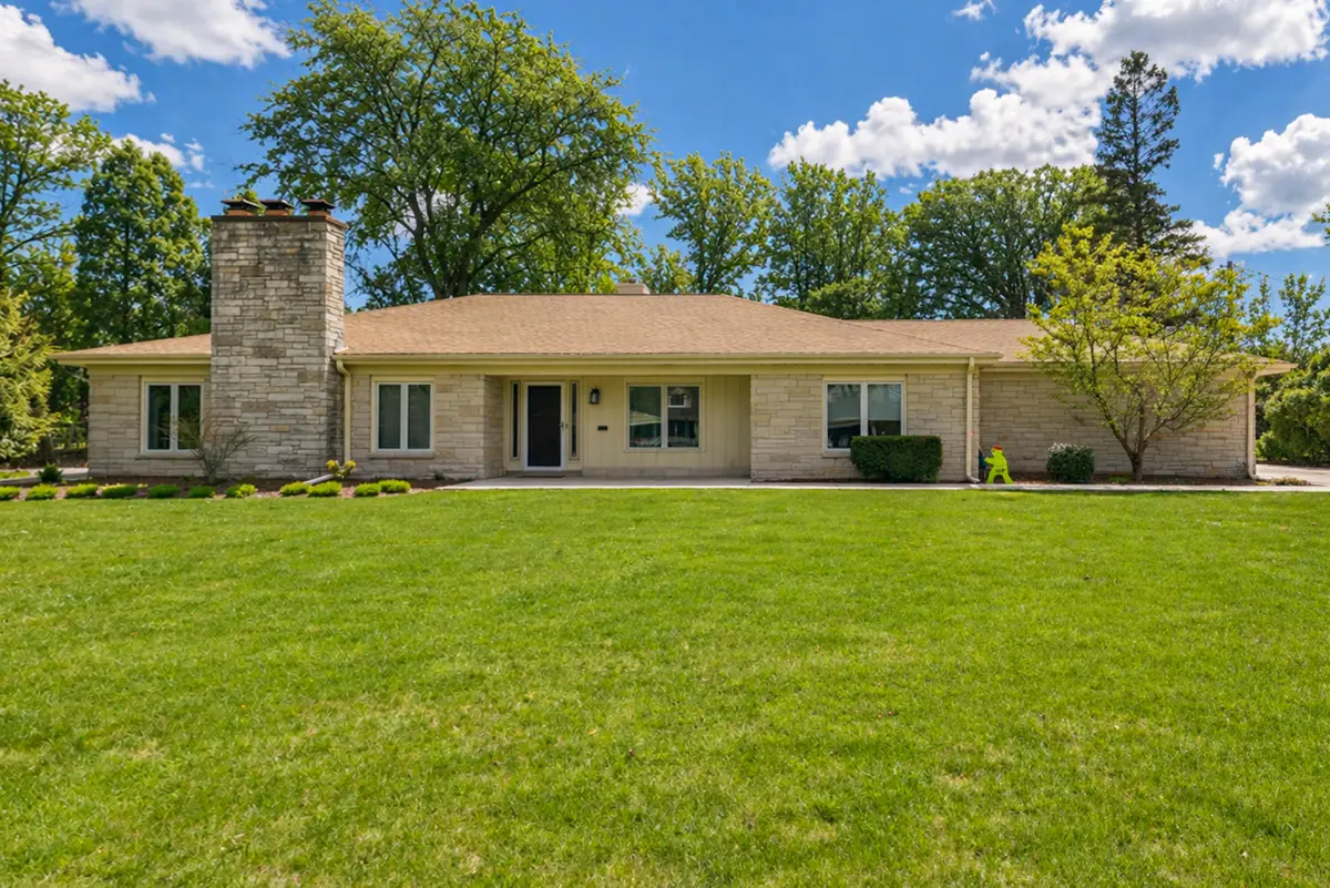 221 E Clovernook Ln, Fox Point, WI 53217 - #1