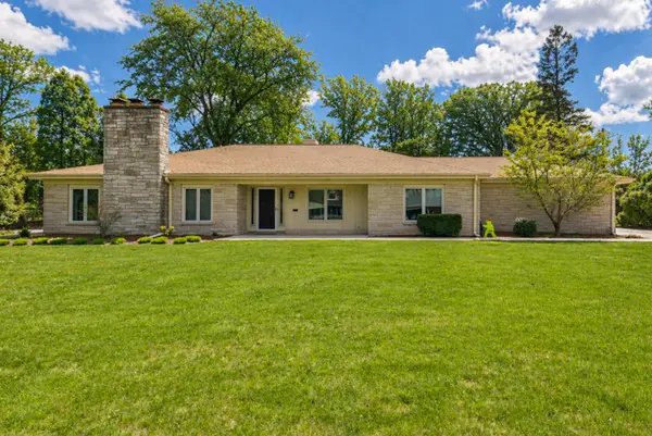 221 E Clovernook Ln, Fox Point, WI 53217