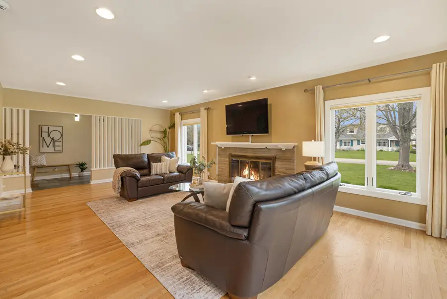 221 E Clovernook Ln, Fox Point, WI 53217 - #3