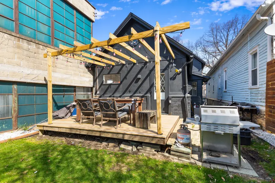 919 E Land Pl, Milwaukee, WI 53202 - #2