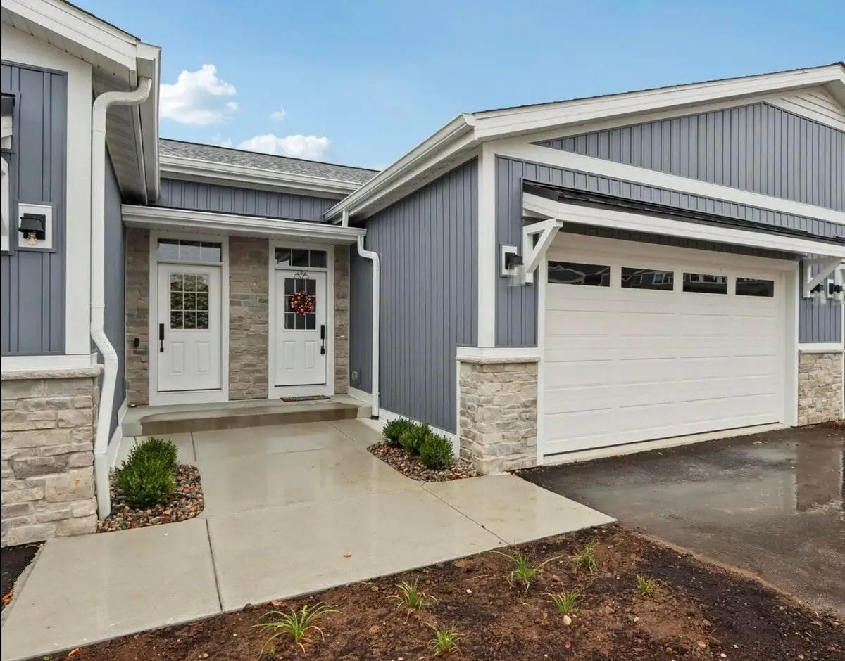 405 Falcon Ridge Dr, Burlington, WI 53105 - #1