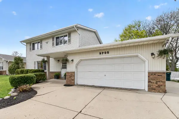 9705 S Veronica Dr, Oak Creek, WI 53154