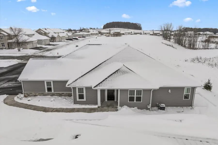 540 Hunter Oaks Blvd, Watertown, WI 53094 - #2