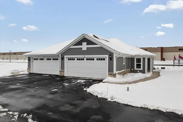 516 Hunter Oaks Blvd, Watertown, WI 53094