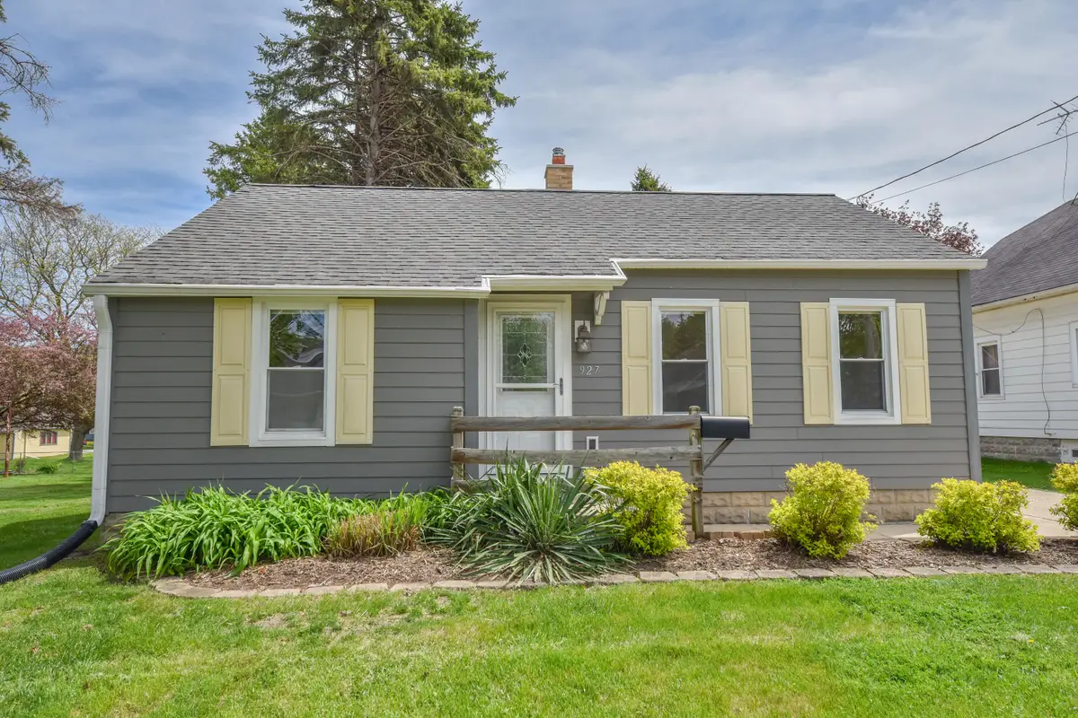 927 Genesee St, Waukesha, WI 53186 - #1