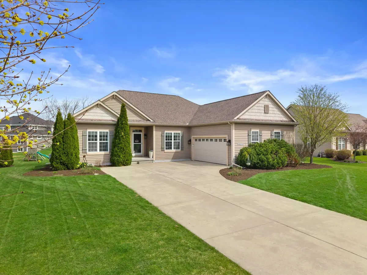 N42W22814 Beacon Ct, Pewaukee, WI 53072 - #1