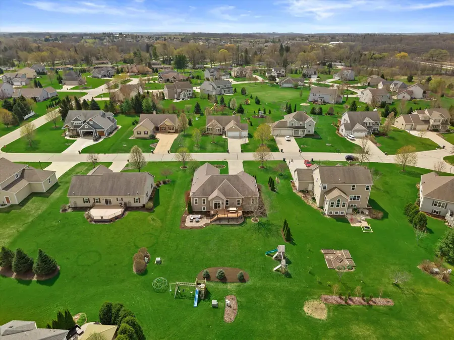 N42W22814 Beacon Ct, Pewaukee, WI 53072 - #3