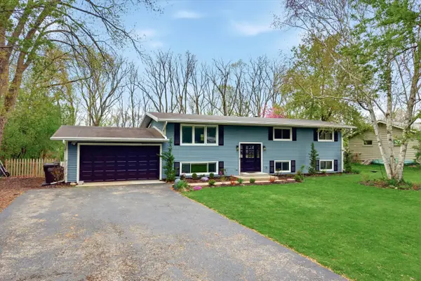 1015 W Devonshire Rd, Delafield, WI 53018