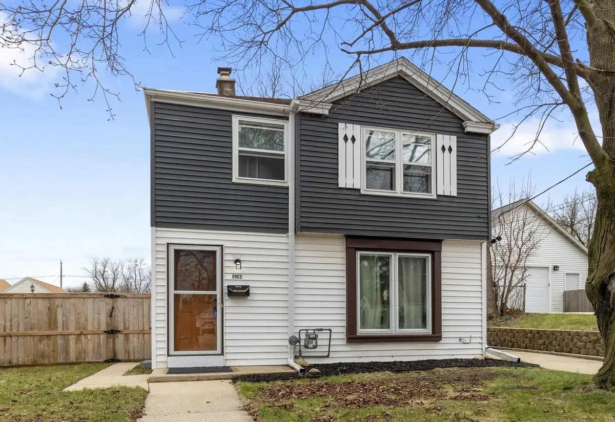 1913 E Eden Pl, Saint Francis, WI 53235 - #1