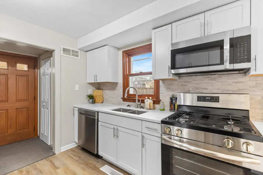 1913 E Eden Pl, Saint Francis, WI 53235 - #3