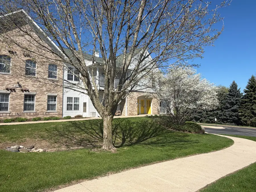 2712 Northview Rd, Waukesha, WI 53188 - #3