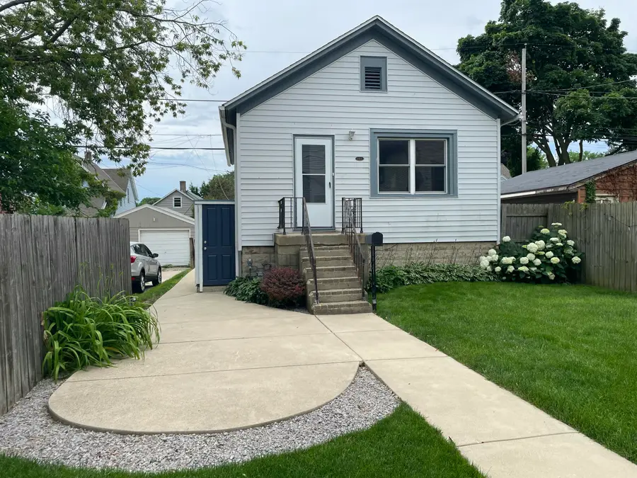 443 E Dover St, Milwaukee, WI 53207 - #2