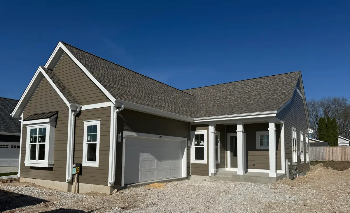 369 Evergreen Ln, Pewaukee, WI 53072 - #1