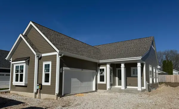 369 Evergreen Ln, Pewaukee, WI 53072