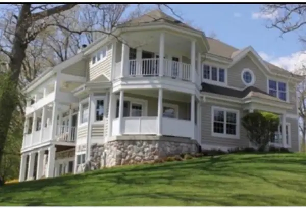 1330 Prestwick Dr, Geneva, WI 53147