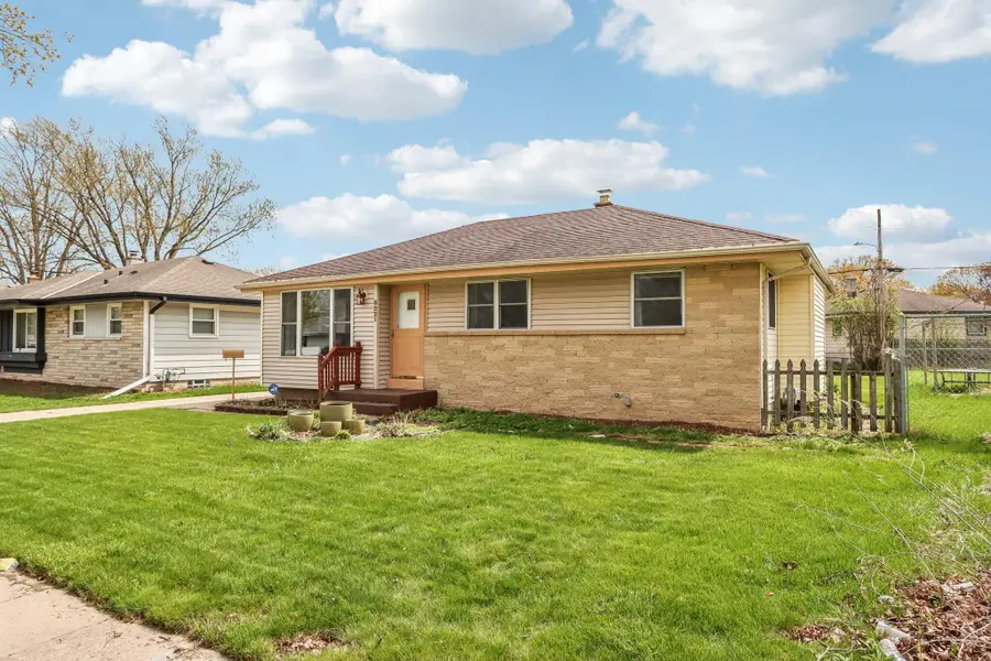 8221 W Carmen Ave, Milwaukee, WI 53218 - #2