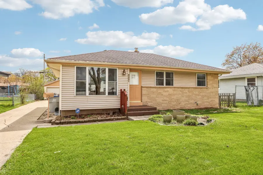 8221 W Carmen Ave, Milwaukee, WI 53218 - #3