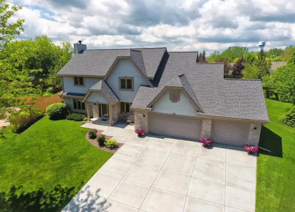 8187 S Four Oaks Ct, Franklin, WI 53132