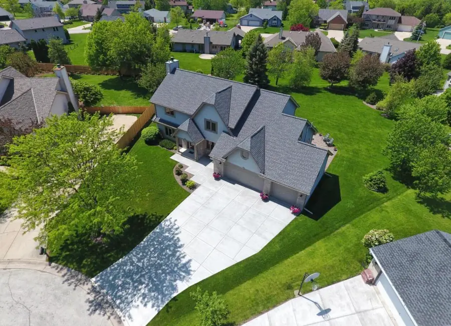 8187 S Four Oaks Ct, Franklin, WI 53132 - #3