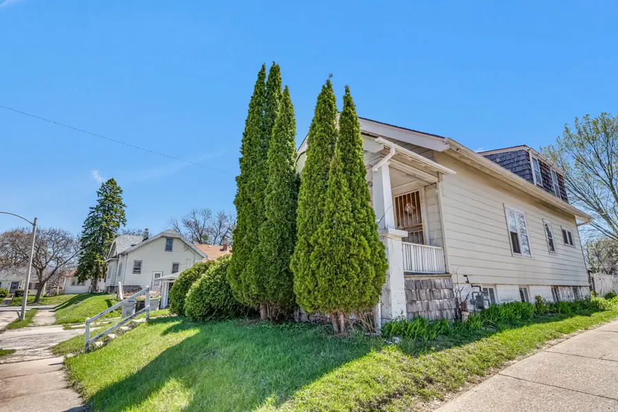 4221 W Bernhard Pl, Milwaukee, WI 53216 - #3