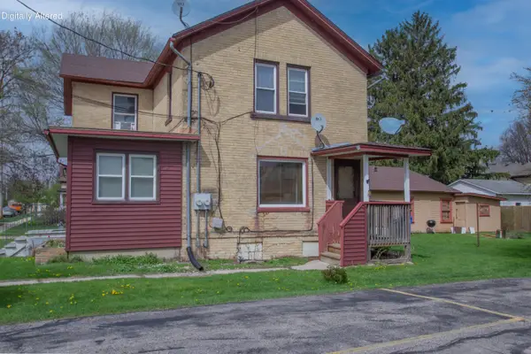 109 N 9th St, Watertown, WI 53094