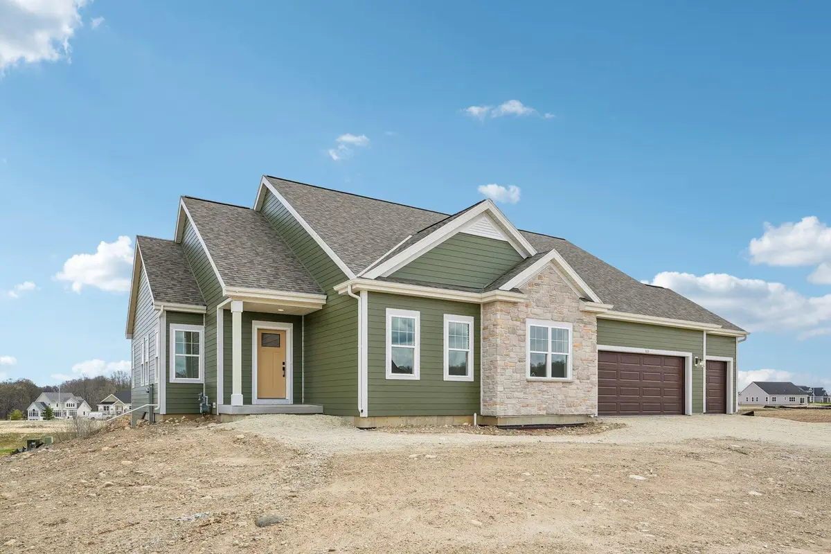 438 Sandstone St, Slinger, WI 53086 - #1