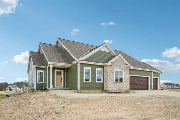 438 Sandstone St, Slinger, WI 53086