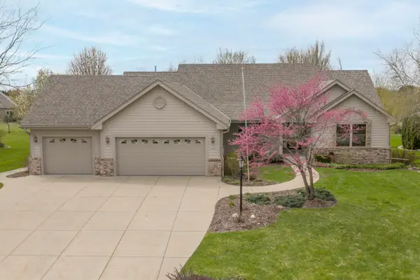 2649 Oak Knoll Dr, Jackson, WI 53037
