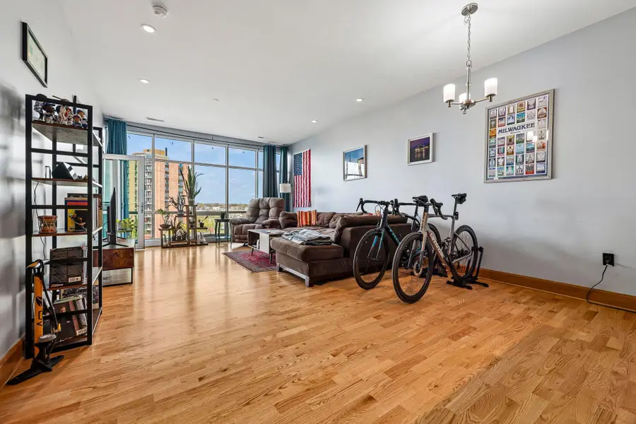 1550 E Royall Pl, Milwaukee, WI 53202 - #2