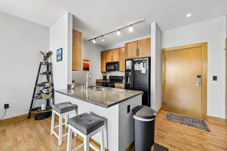 1550 E Royall Pl, Milwaukee, WI 53202 - #3