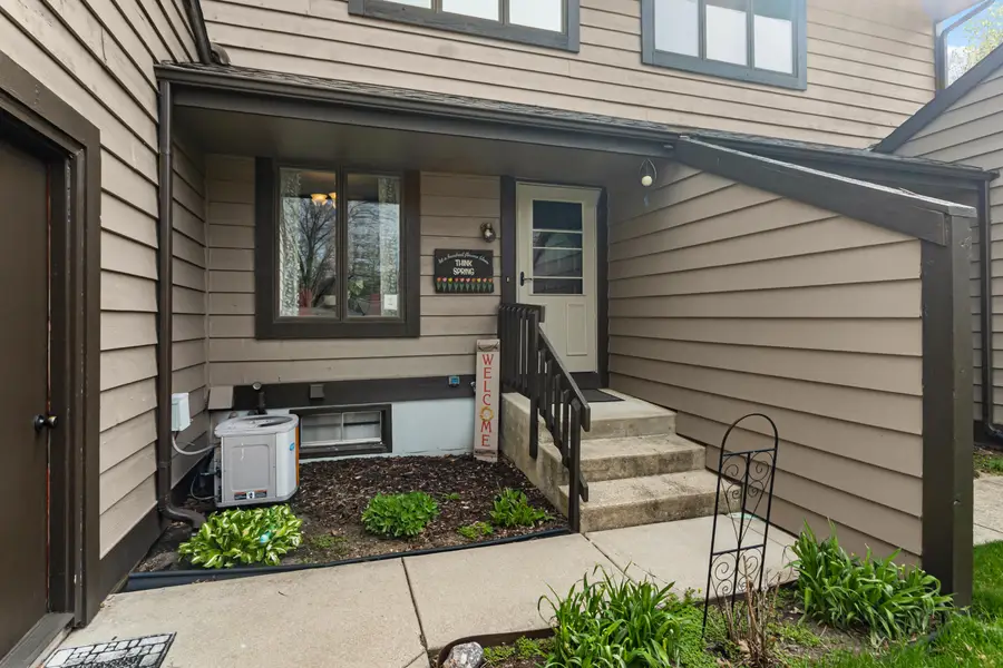 128 Glenview Ct, Janesville, WI 53548 - #3