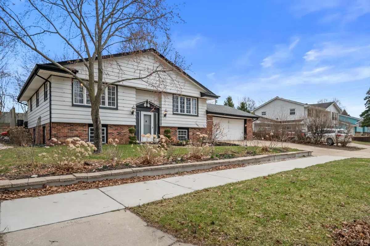605 Juniper Ct, West Bend, WI 53095 - #1
