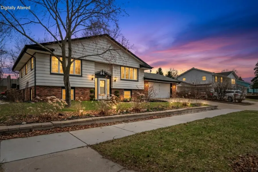 605 Juniper Ct, West Bend, WI 53095 - #2