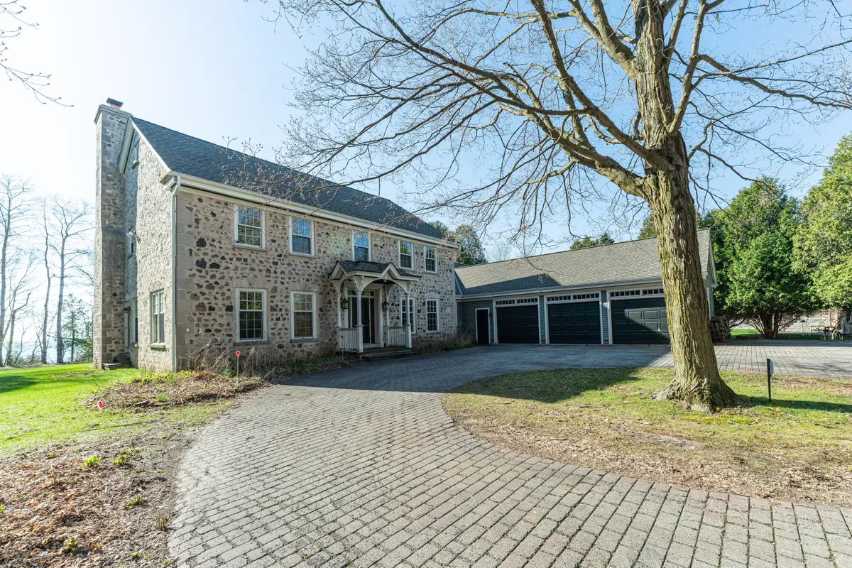 3582 E Norport Dr, Port Washington, WI 53074 - #1