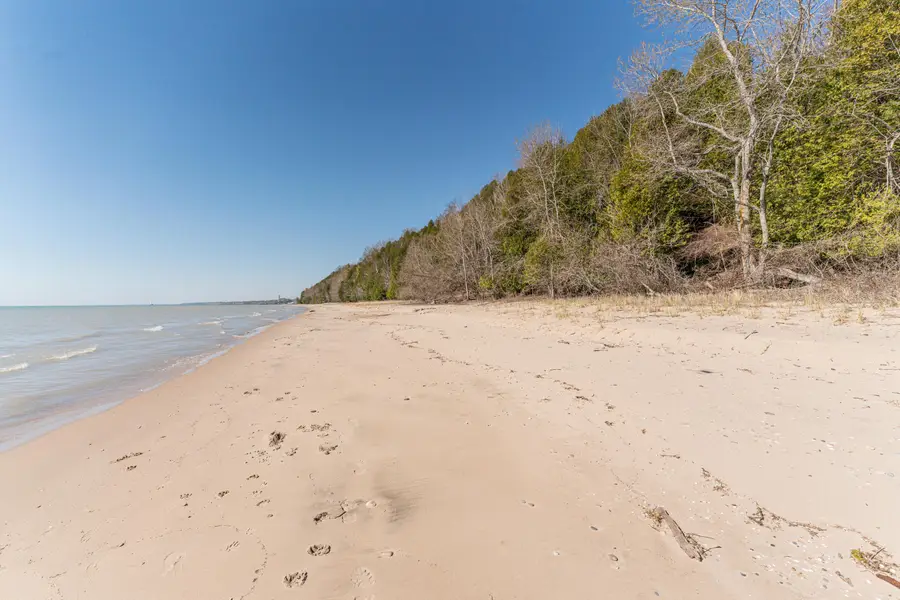 3582 E Norport Dr, Port Washington, WI 53074 - #3