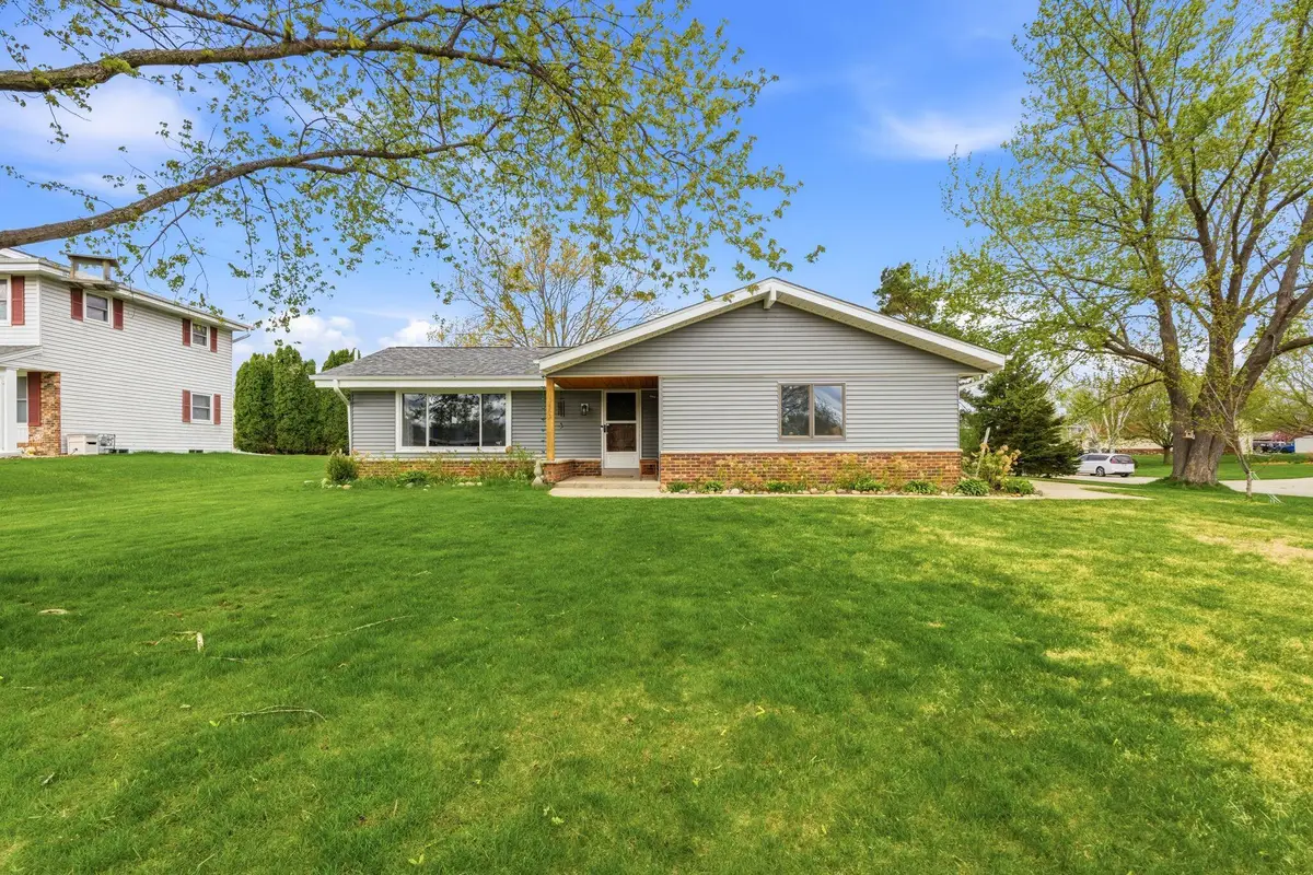 10653 Beacon Hill Ct W, Franklin, WI 53132 - #1