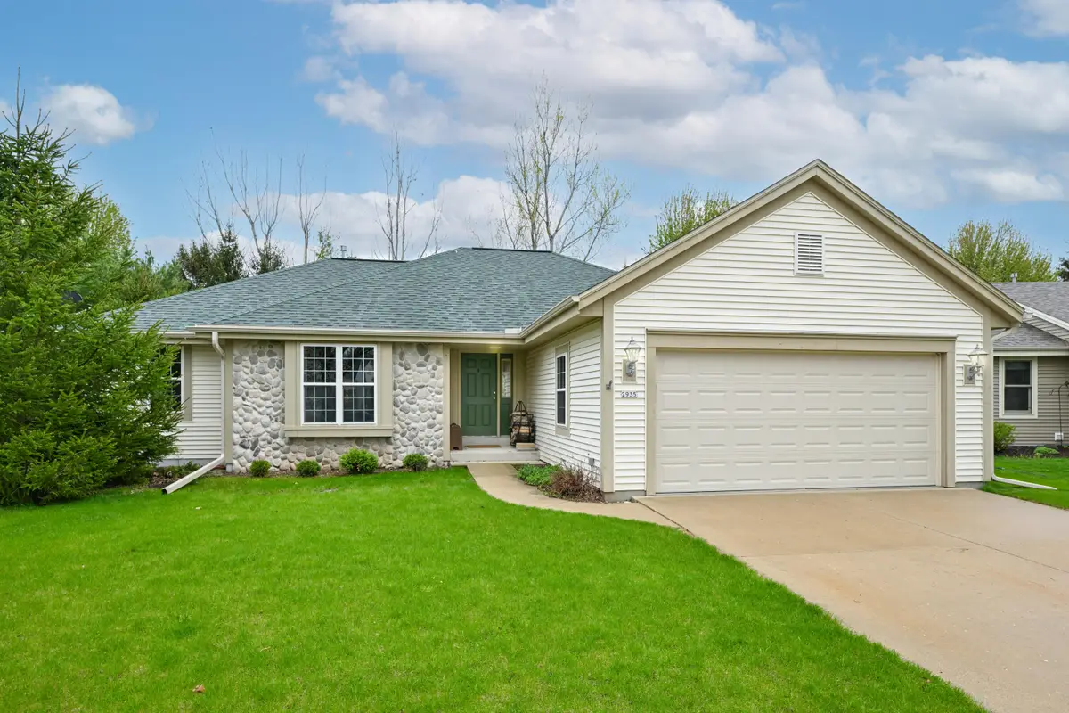 2935 Stillwater Cir, Waukesha, WI 53189 - #1
