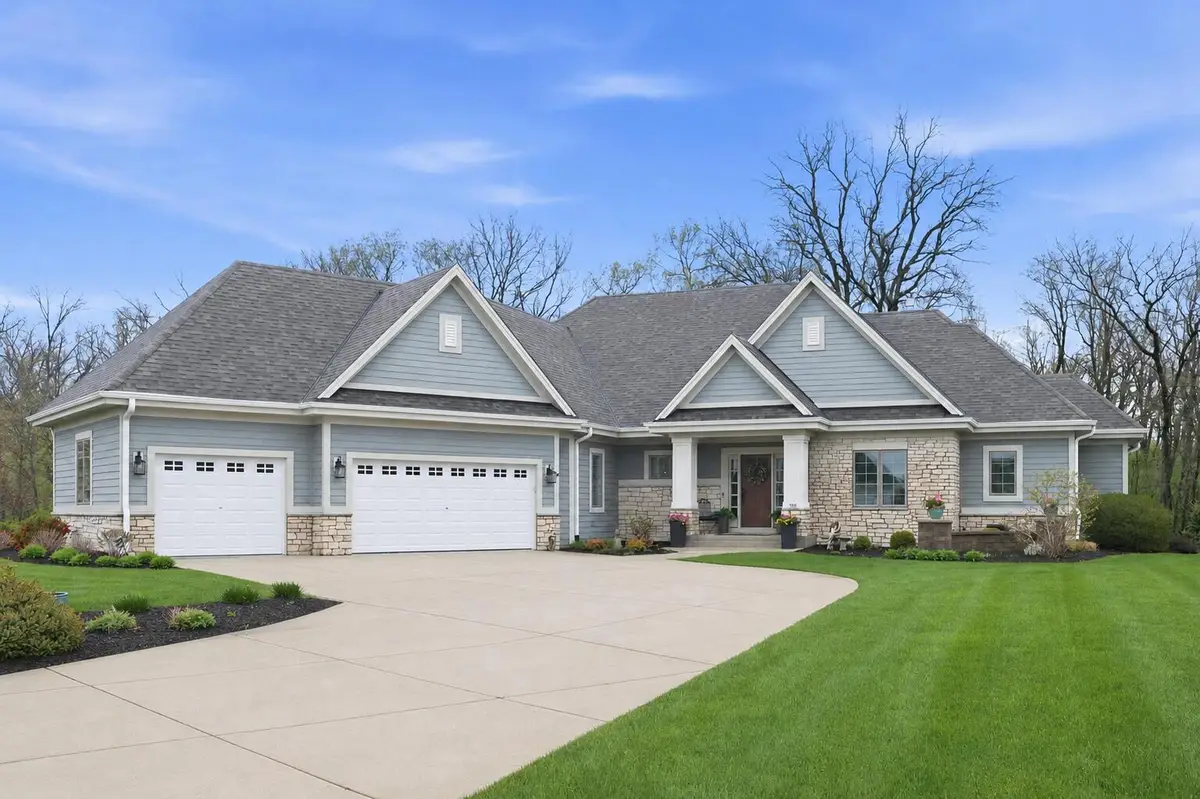 236 Four Winds Ct, Hartland, WI 53029 - #1