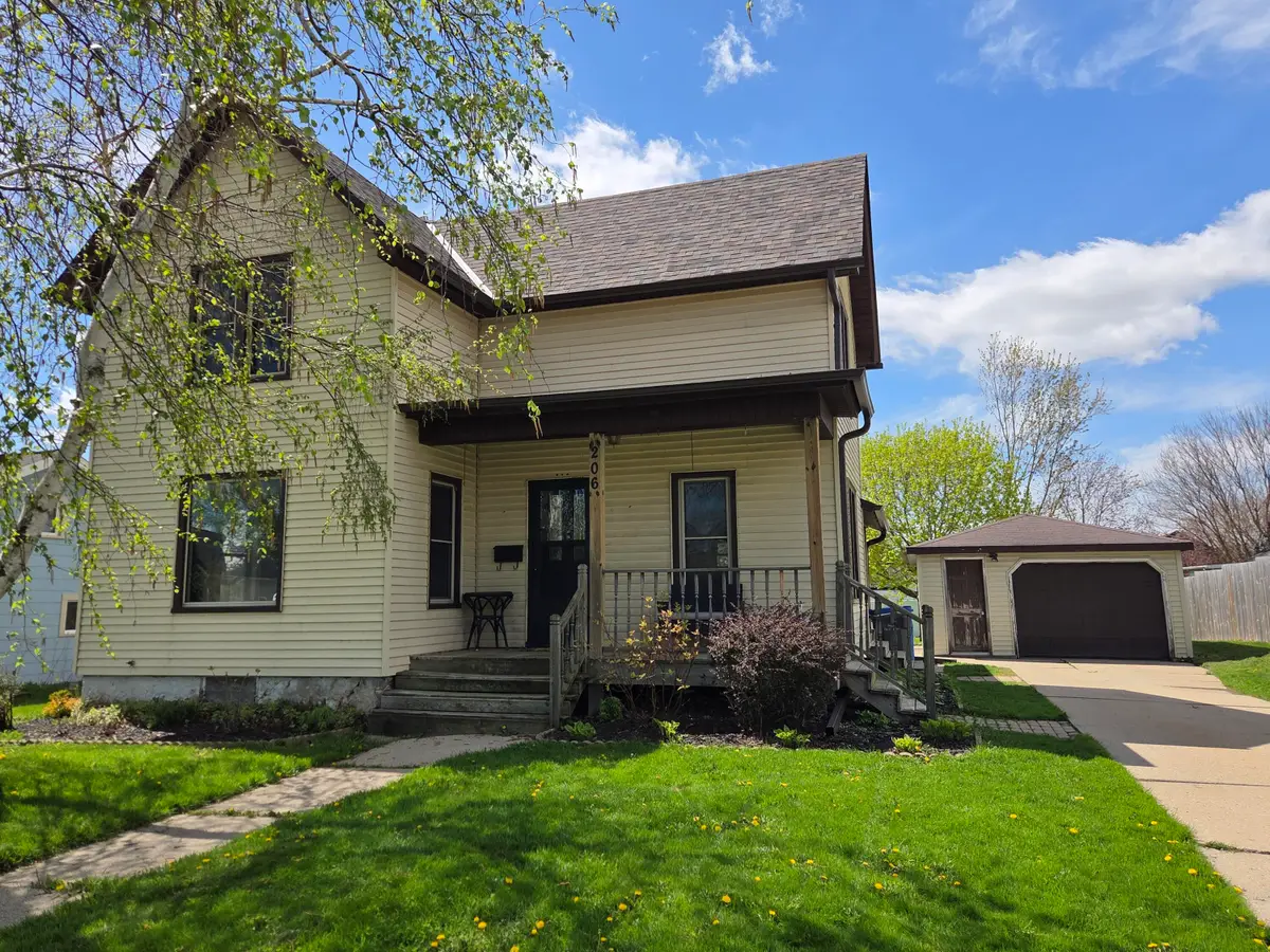 206 S Montgomery St, Watertown, WI 53094 - #1