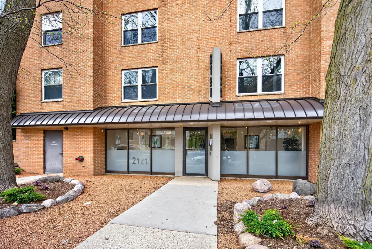 2121 N Cambridge Ave, Milwaukee, WI 53202 - #1