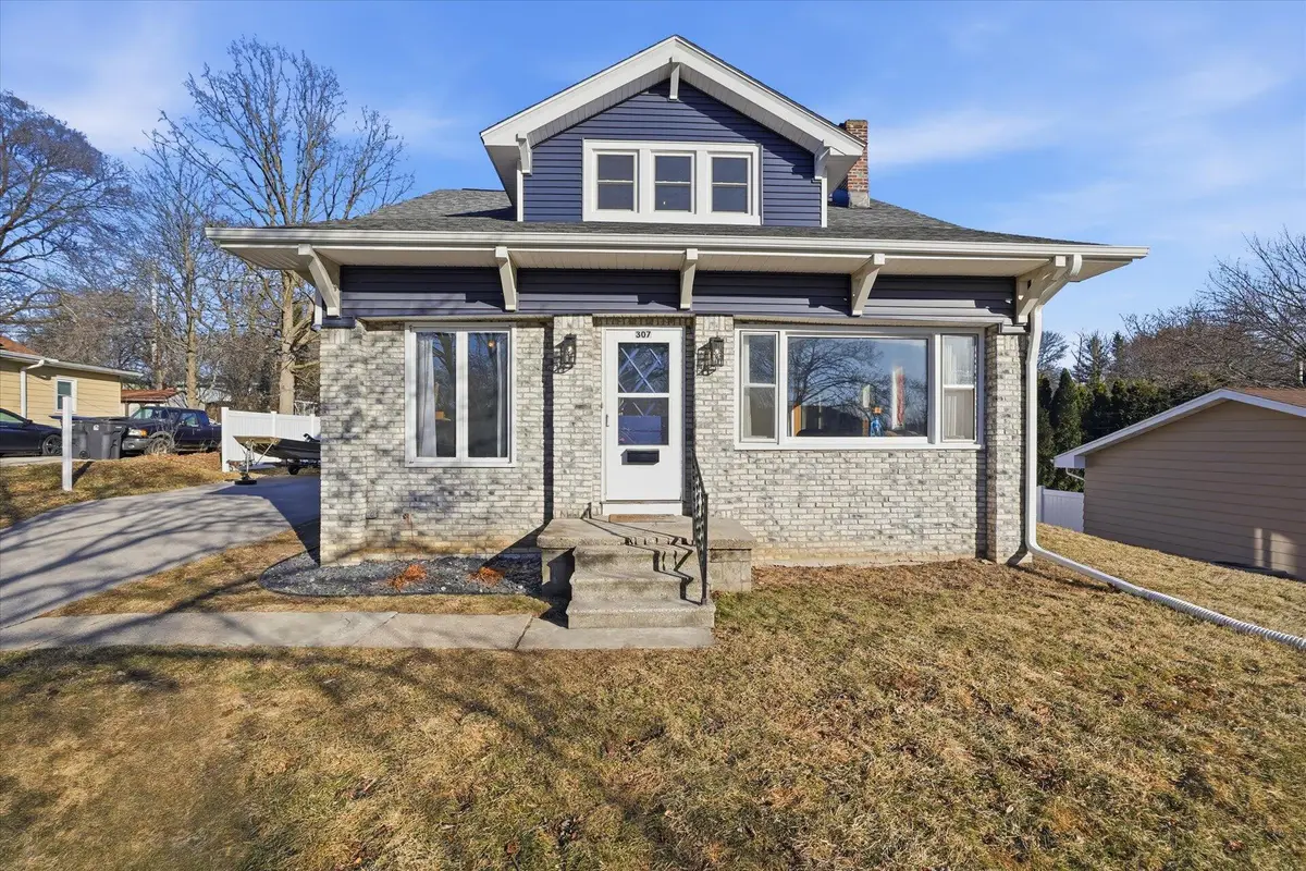 307 Jasper Ln, Waukesha, WI 53188 - #1