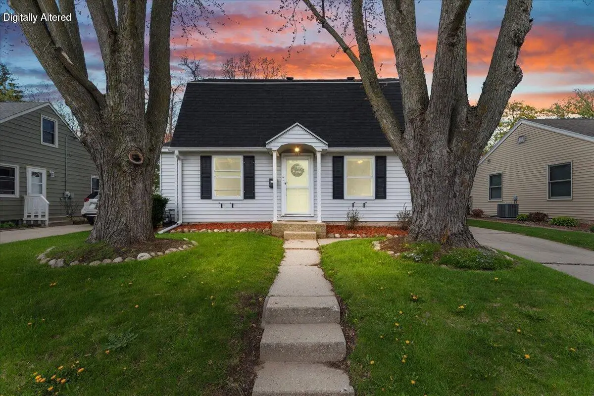608 Pennsylvania Ave, West Bend, WI 53095 - #1