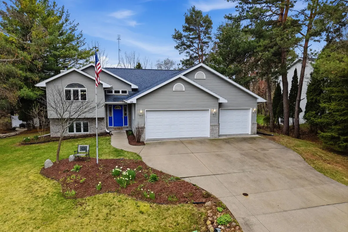 615 Sommer Dr, Sheboygan, WI 53081 - #1