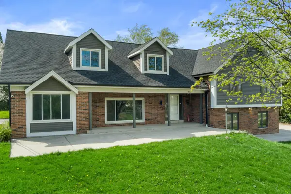 2003 S Valley Spring Dr, New Berlin, WI 53151