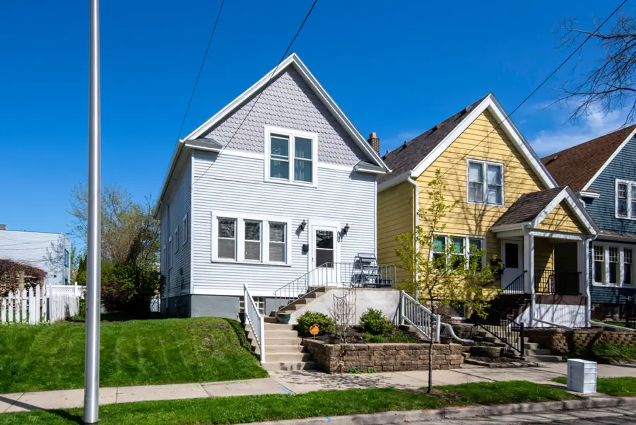 1810 N Astor St, Milwaukee, WI 53202 - #2