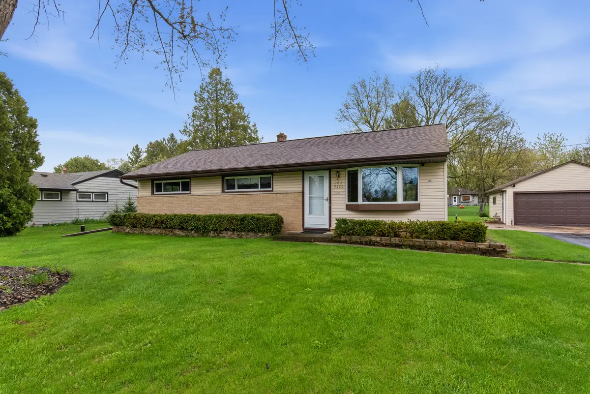W202N9524 Club Cir, Menomonee Falls, WI 53051 - #1