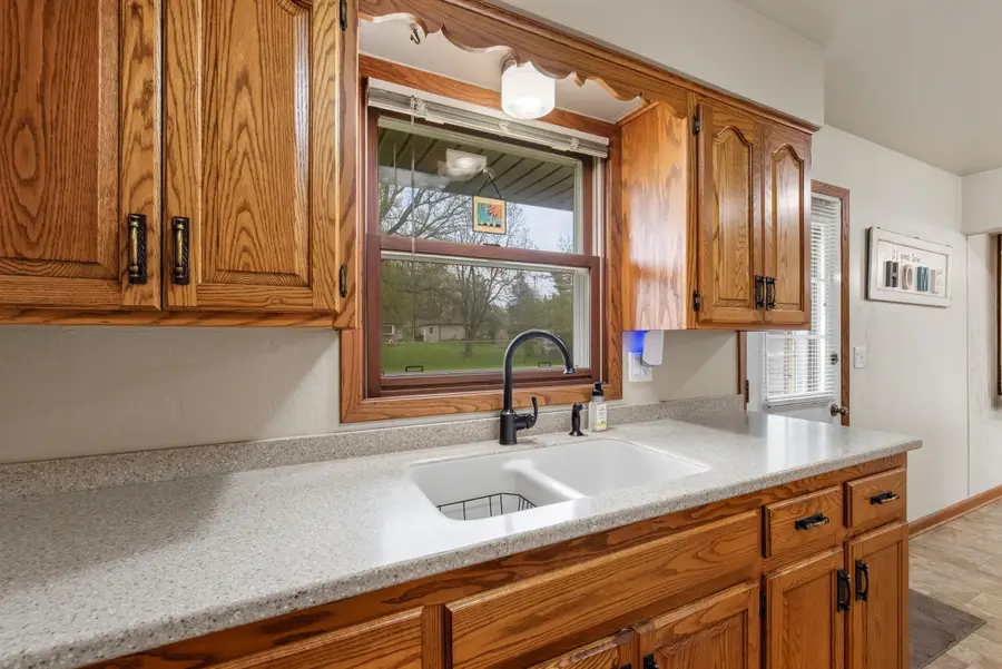 W202N9524 Club Cir, Menomonee Falls, WI 53051 - #2